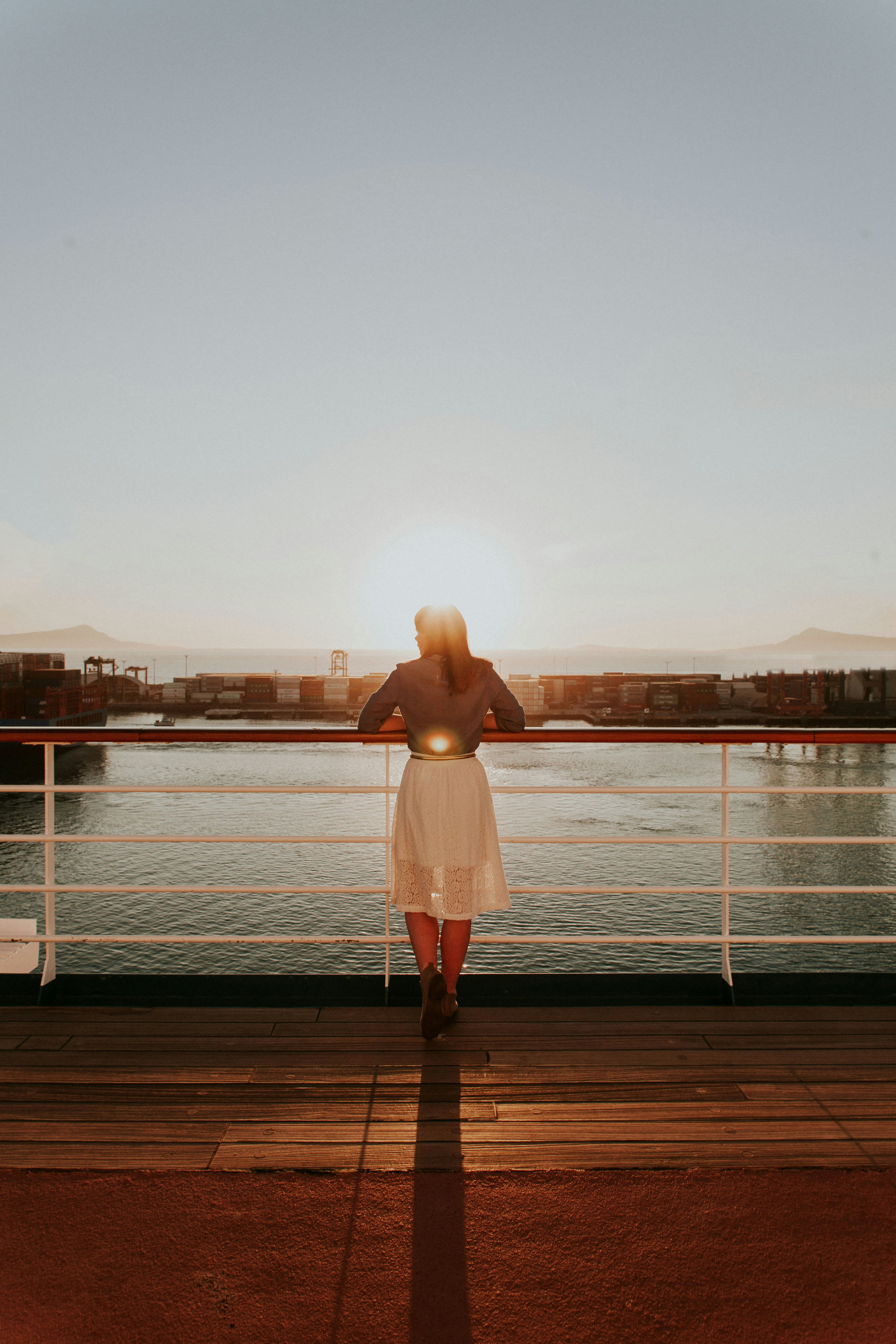 Navire de croisière au coucher du soleil